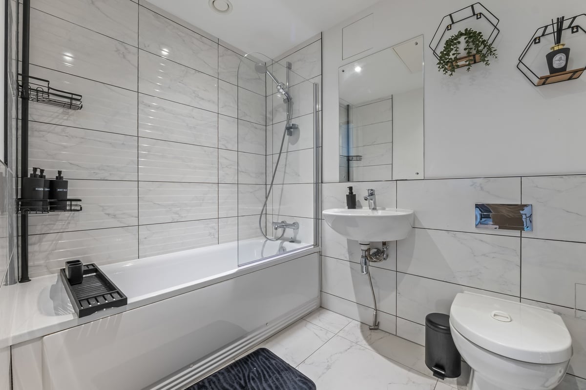 Aspire Apartment in Slough — photograph 4
