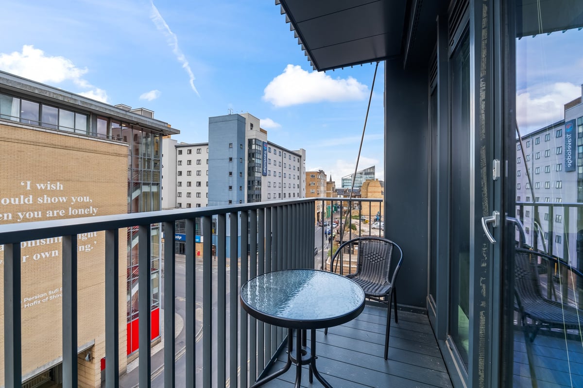 Aspire Apartment in Slough — photograph 8