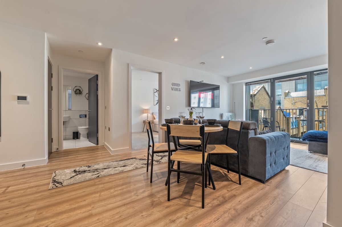 Aspire Apartment in Slough — photograph 5