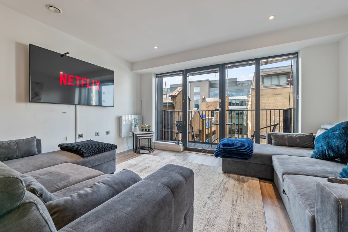 Aspire Apartment in Slough — photograph 11